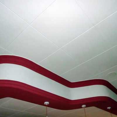 Colocar techos decorativos de 60x60 con molduras. 