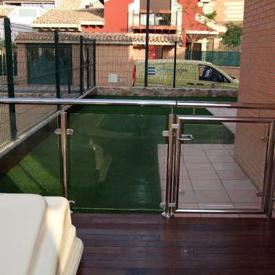 Combinación de madera, césped y acero 