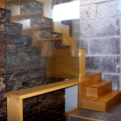 Combinación escaleras y descansillo