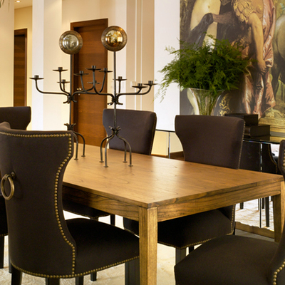 Comedor en estilo retro con sillas tapizadas.