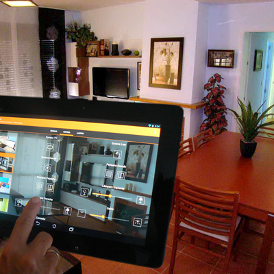 Control del salón desde el tablet instalado en un apartamento de vacaciones