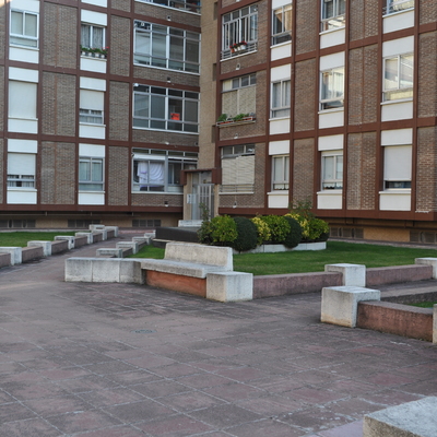 Limpieza de patio y mantenimiento jardín en comunidad de vecinos