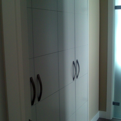 con puertas ranuradas