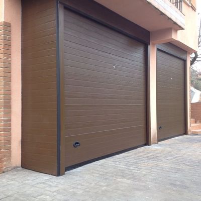 conjunto de dos puertas seccionales panel "efecto madera"