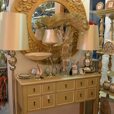 Conjunto de recibidor en colores dorados y blancos nacarados.