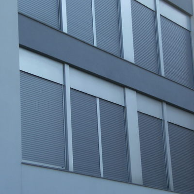 Conjunto de ventanas correderas con persianas con motor