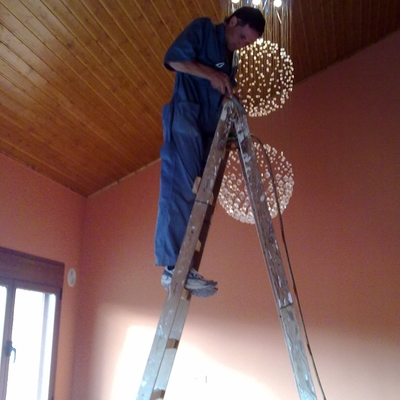 Construcción de falso techo de madera y colocación de Lampara