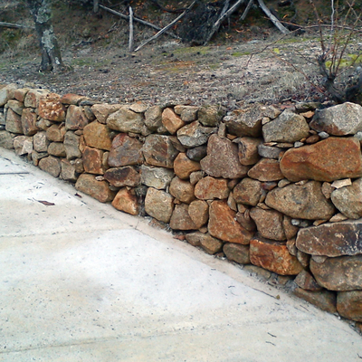 construccion de muros de piedra y cimentacion de caminos