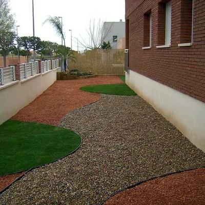 Convinación de grava con cesped artificial