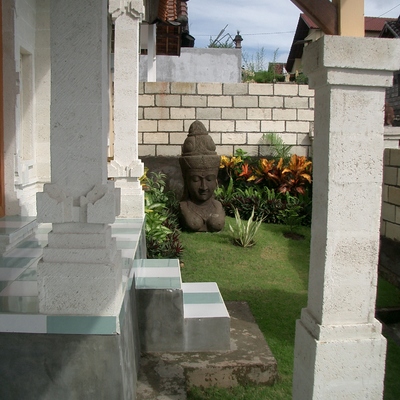 Shiva decorando Jardin