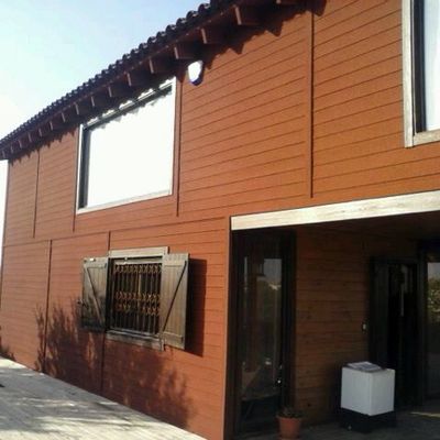 Corcho proyectado sobre casa de madera
