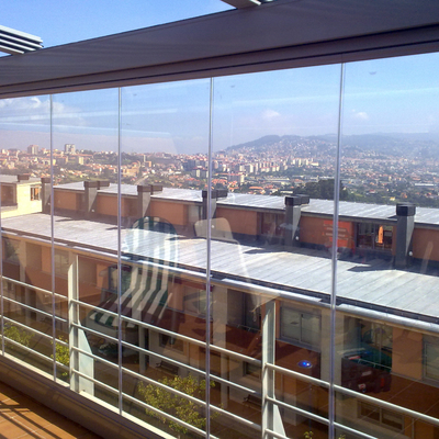 cortina de cristal y techo movil