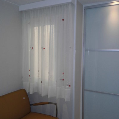 cortina fruncida galería blanca metalizada