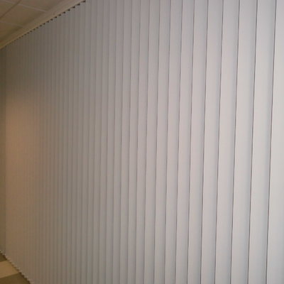 cortina vertical opaca