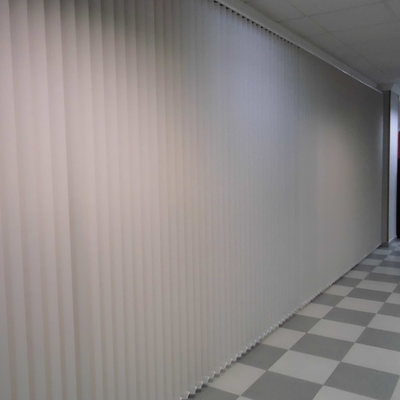 cortina vertical opaca