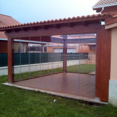cortinas de cristal en porche madera