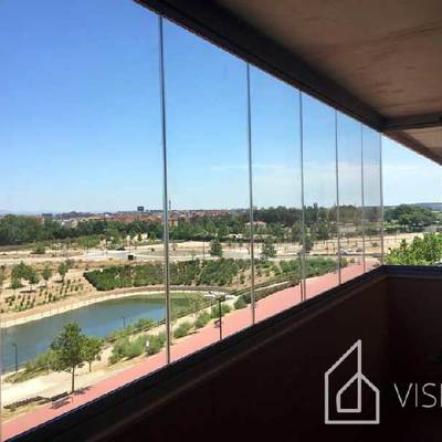 Terraza con paneles de cristal