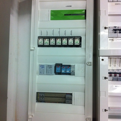 Cuadro electrico con aparatos de control