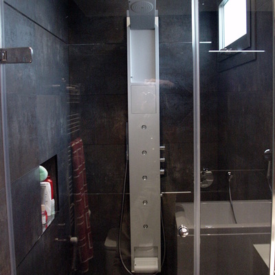 Cuarto de baño en las golfas de una vivienda en Barcelona