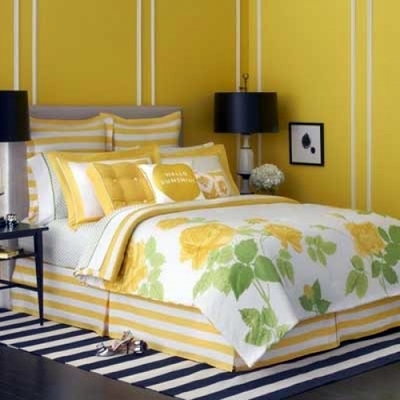 Cuarto pintado de amarillo y blanco.