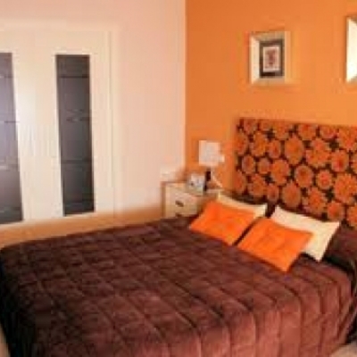 Cuarto pintado de naranja .