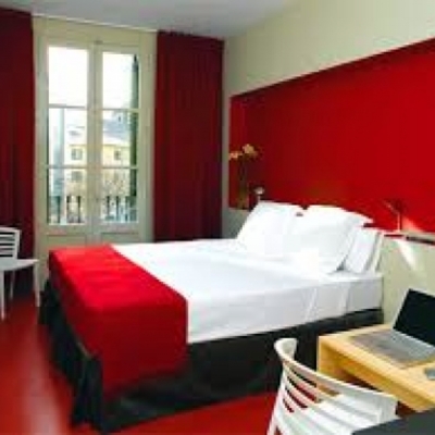 Cuarto pintado de rojo y blanco.