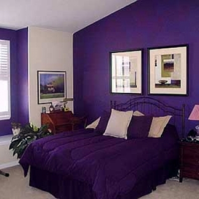 Cuarto pintado en morado y blanco