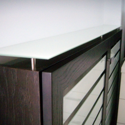 Cubre radiador con lamas y encimera de cristal