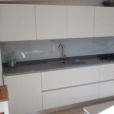 Cocina en silestone gris expo