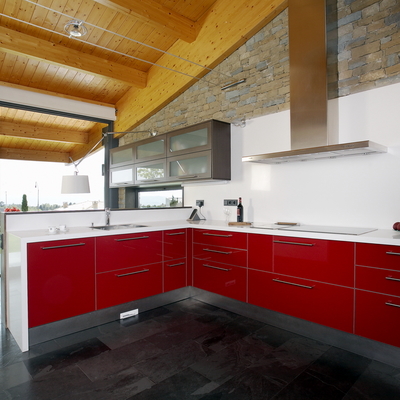 Cuina entre rustica i avanguardista. 