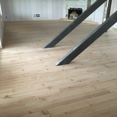 Tarima maciza de pino sobre rastreles