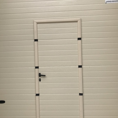 Seccional con postigo interior