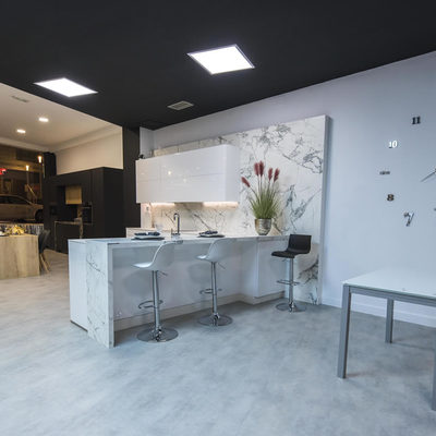 Diseño de cocina de exposición en blanco brillo de decoforma
