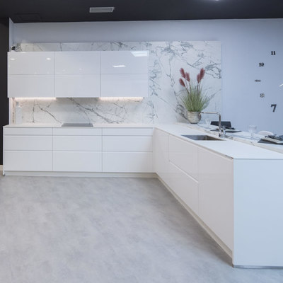 Diseño de cocina de exposición en blanco brillo de decoforma