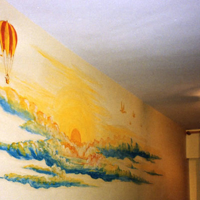 Decoración con motivos infantiles en habitación.