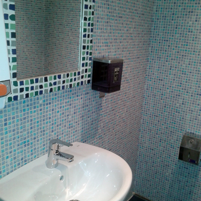 Empapelado de azulejos de baño.