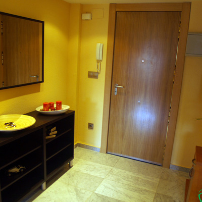 Decoración en recepción del piso reformado, iluminación con puntos de luz conmutados