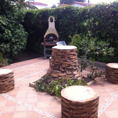 Mobiliario con los trozos de palmera infectada de picudo rojo