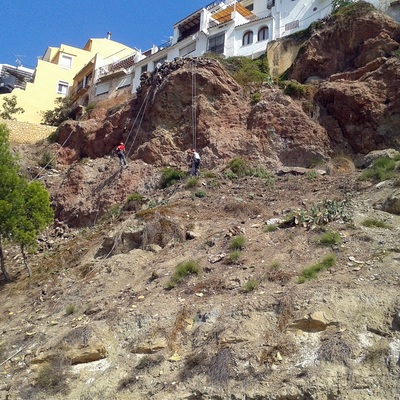 DESMONTE DE TALUD POR RIESGO DE DESPRENDIMIENTOS