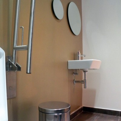 Detalle aseo mujeres/minusválidos