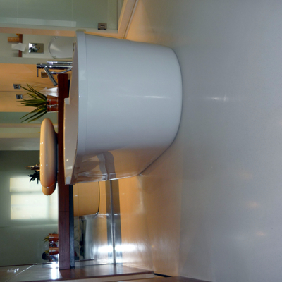 Detalle baño con pavimento de resina