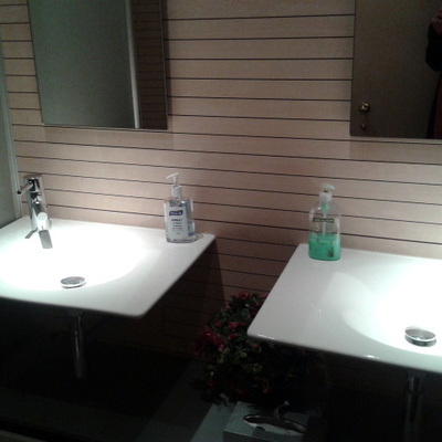 Detalle baños en oficina