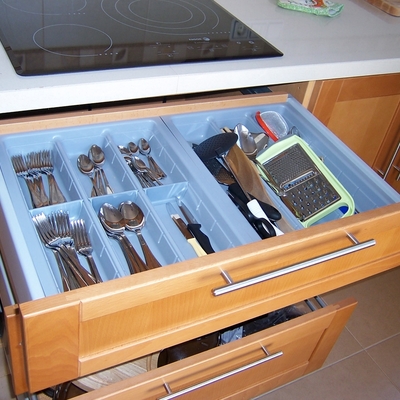 Detalle cajones cocina con cuberteros.