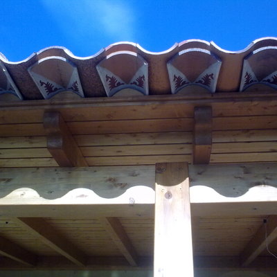 Detalle de alero con tejas decoradas.