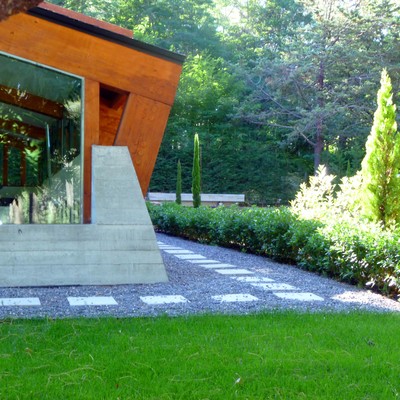 Detalle de camino con grava 