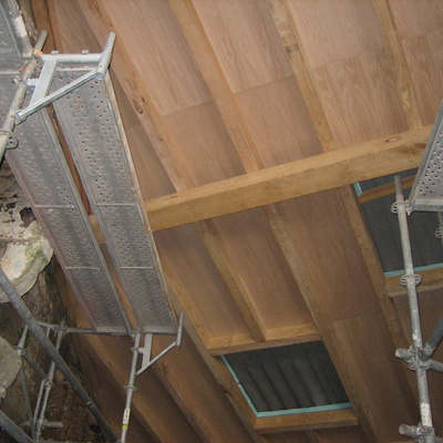 detalle de cubierta en madera de castaño