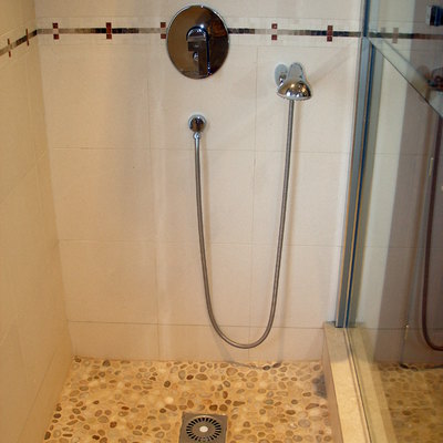 detalle ducha con suelo piedra