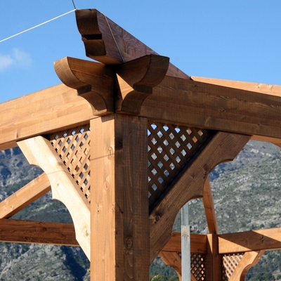 Detalle: escuadras de refuerzo con celosia