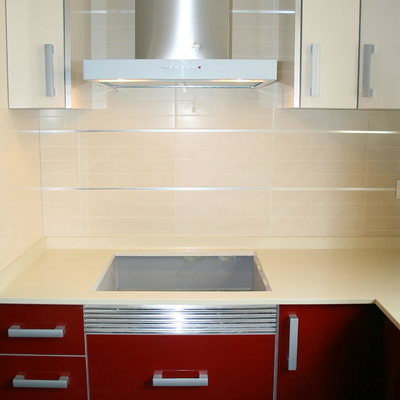 DETALLE FRENTE COCINA ZONA COCCION CON MOBILIARIO LACADO EN ROJO 