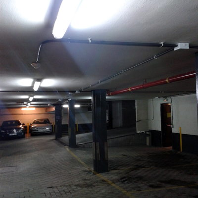 Detalle instalación de garaje en tubo visto